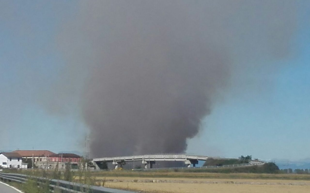 Nube di fumo fra Ponzana e Novara