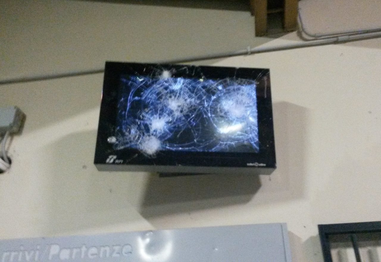 Prendono a sassate il monitor nella stazione di Borgo Ticino