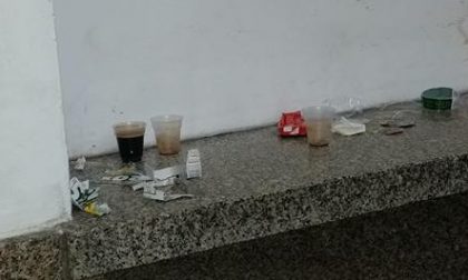 Rifiuti abbandonati alla stazione di Arona