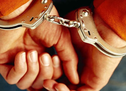 Si masturba alla fermata dell’autobus davanti a minori: denunciato