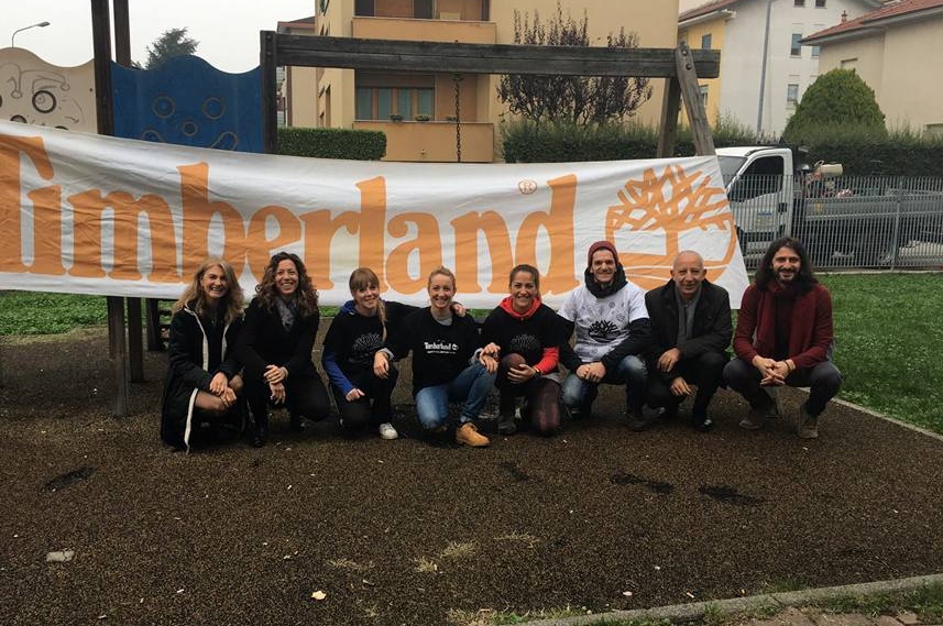 Staff del negozio “Timberland” pulisce il parchetto di via Alfieri