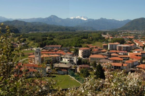 A Prato Sesia piazza mercato intitolata allo storico sindaco Rolando