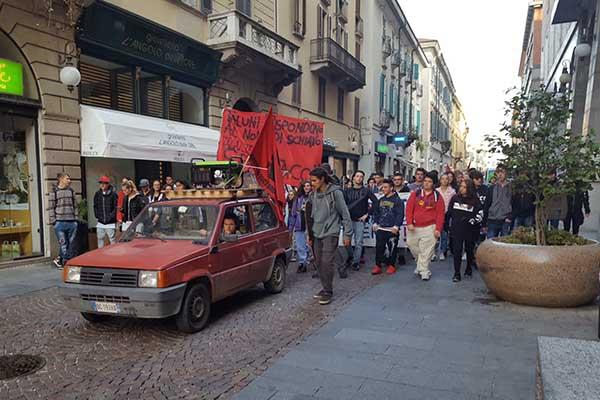 Attimi di tensione alla manifestazione studentesca (VIDEO)