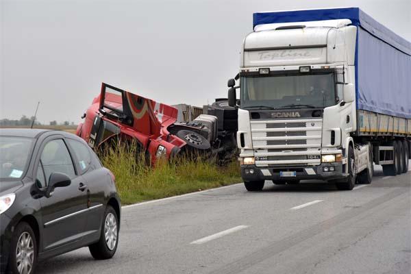 Camion esce di strada a Cameriano