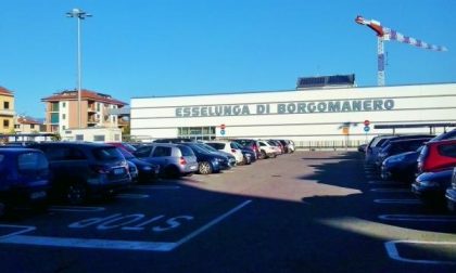 Il parcheggio dell'Esselunga diventa a pagamento per chi si ferma senza fare la spesa