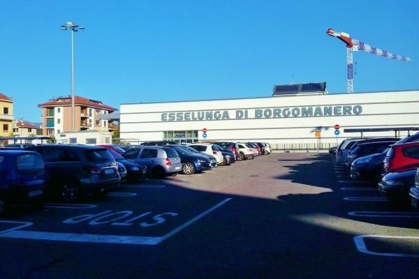 Il parcheggio dell’Esselunga diventa a pagamento per chi si ferma senza fare la spesa