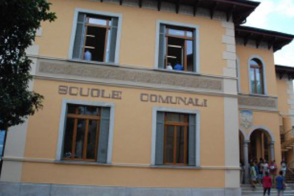 Nuovo look alla facciata delle scuole, conclusi i lavori