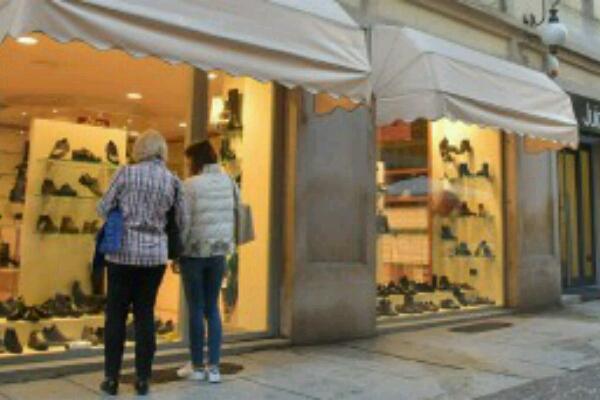 Preso di mira dai ladri negozio di calzature in pieno centro