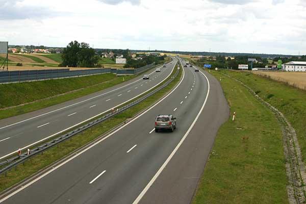 Sbaglia ingresso dell’autostrada e inverte la direzione senza uscire dal casello
