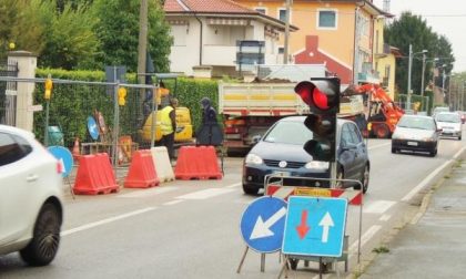 Via Maggiate ancora a senso unico alternato dopo la fuga di gas