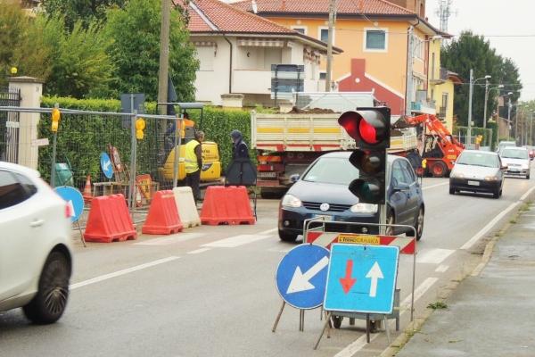 Via Maggiate ancora a senso unico alternato dopo la fuga di gas