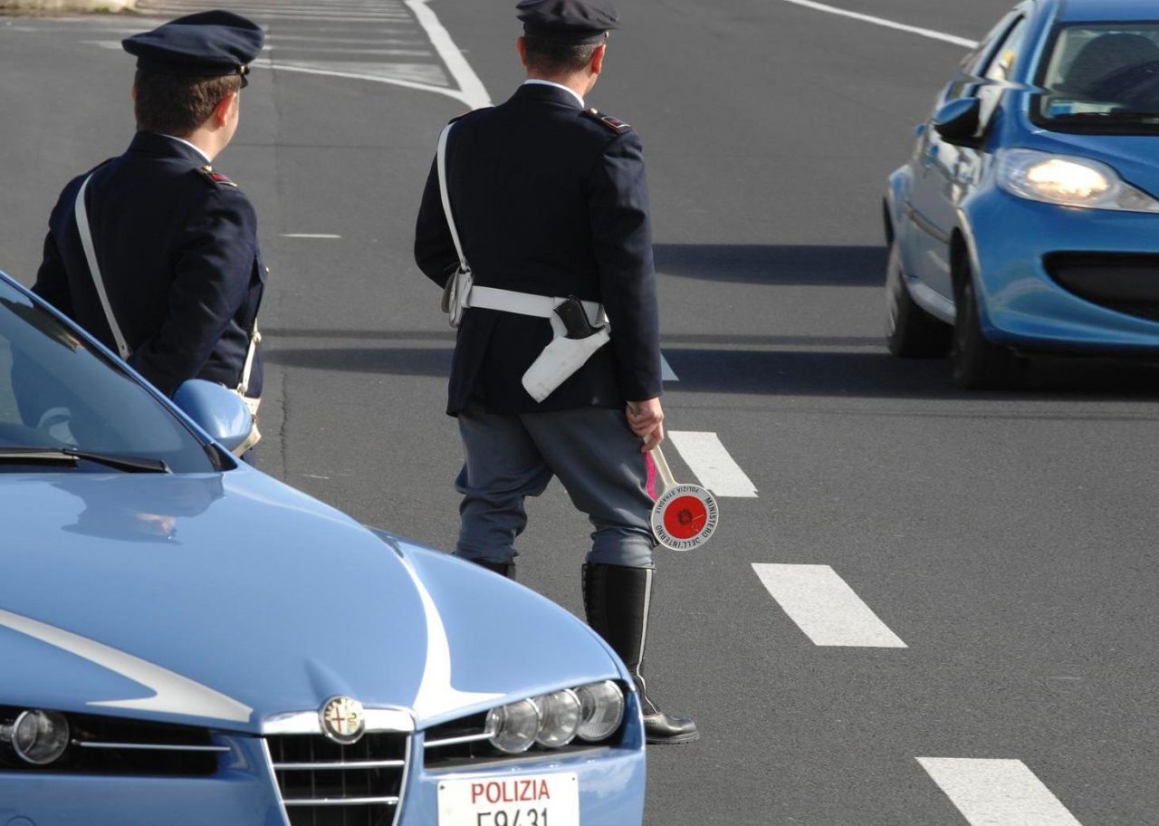 10 grammi di droga sequestrata dalla Polstrada al casello di Arona
