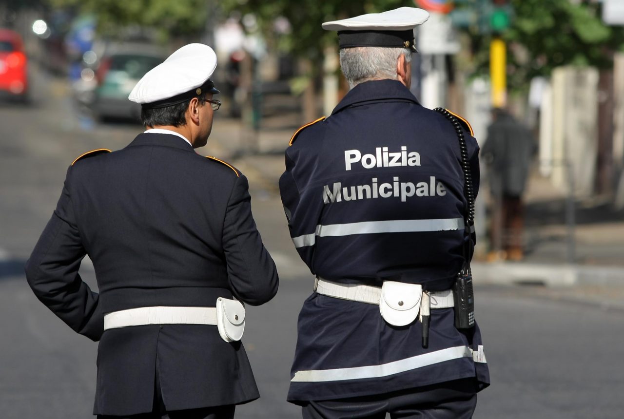 Abbandona rifiuti nel Parco del Ticino: multato