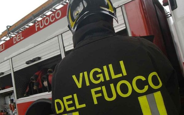 Affonda una chiatta dietro corso Europa: sversamento di gasolio e intervento dei vigili del fuoco