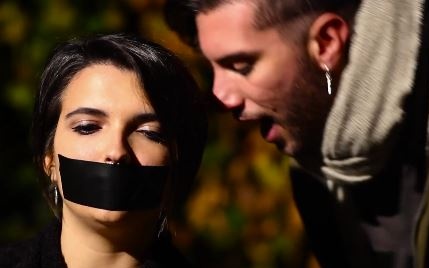 Arona: “Fatti coraggio”, una canzone contro la violenza sulle donne