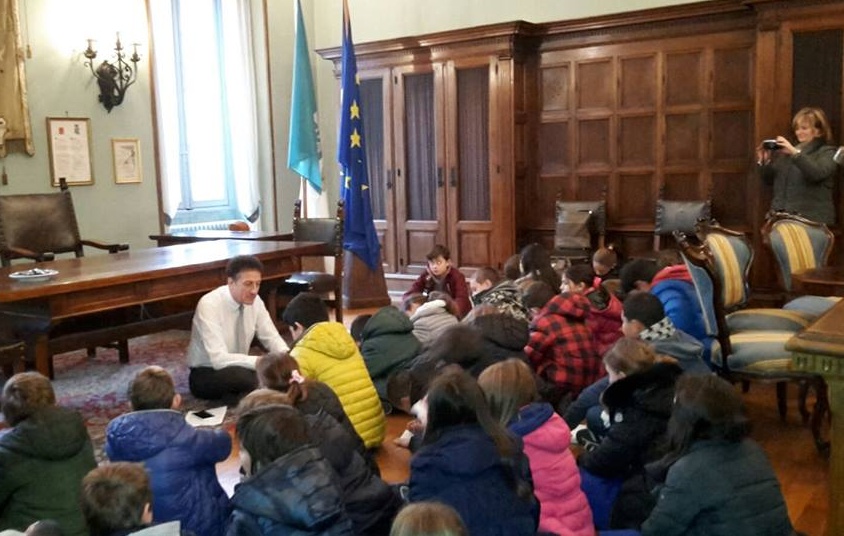 Arona: i bimbi delle classi 4 e 5 delle Marcelline in visita in comune