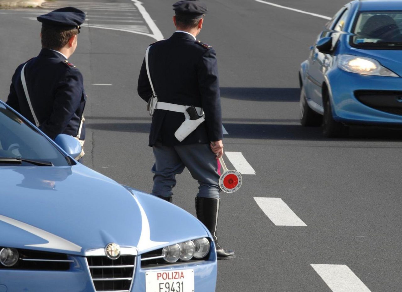 Assicurazione scaduta: la Polstrada di Arona gli sequestra l’auto