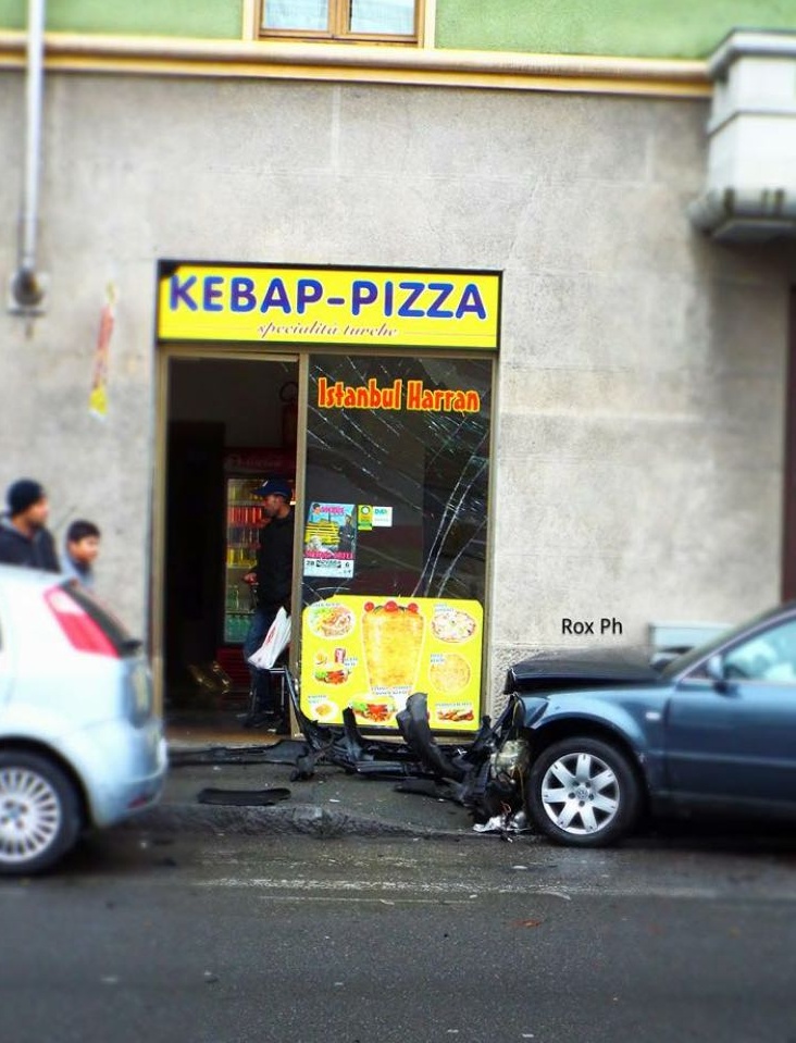 Auto finisce fuori strada in corso Trieste: due feriti