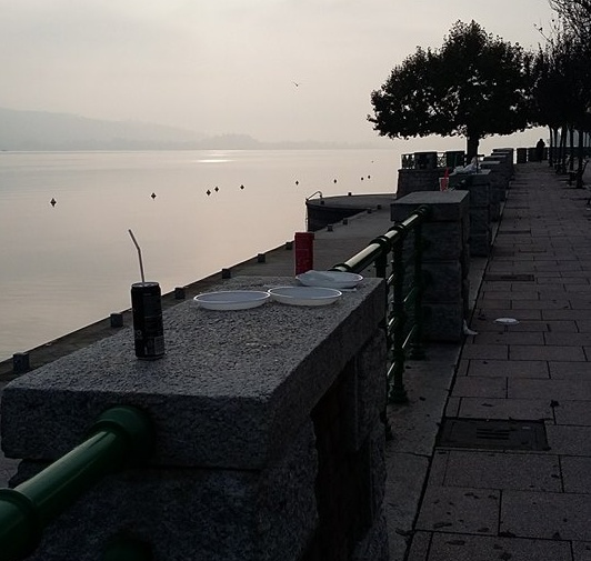 Banchetti sul lungolago di Arona: al mattino la conta dei cocci