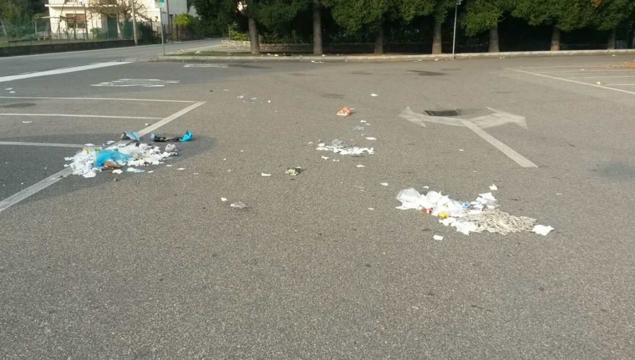 Castelletto: immondizia “di halloween” nel parcheggio delle poste