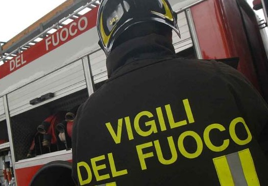 Esce di strada e finisce in un burrone a Gozzano