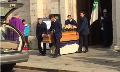 Folla al funerale del prof Pagliano: "Con te perdiamo un poco del nostro cuore