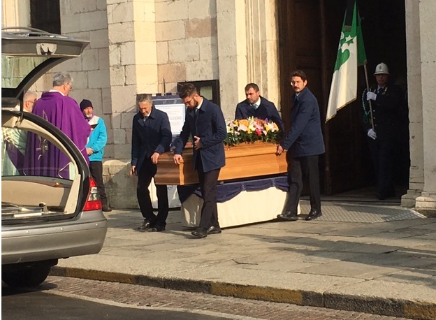 Folla al funerale del prof Pagliano: “Con te perdiamo un poco del nostro cuore