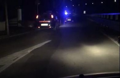 Il video ESCLUSIVO dei ragazzi che a Castelletto fermano le auto e le prendono a calci