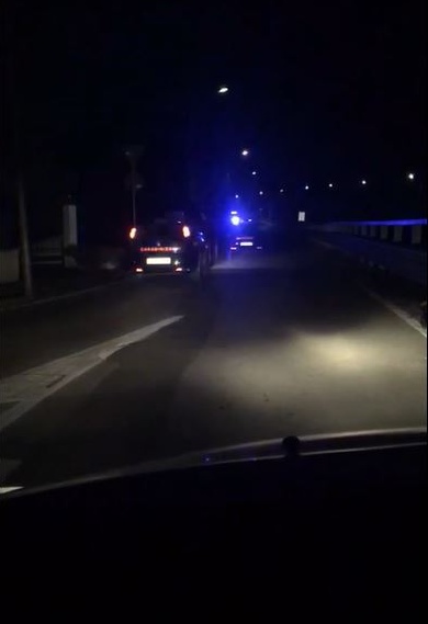 Il video ESCLUSIVO dei ragazzi che a Castelletto fermano le auto e le prendono a calci