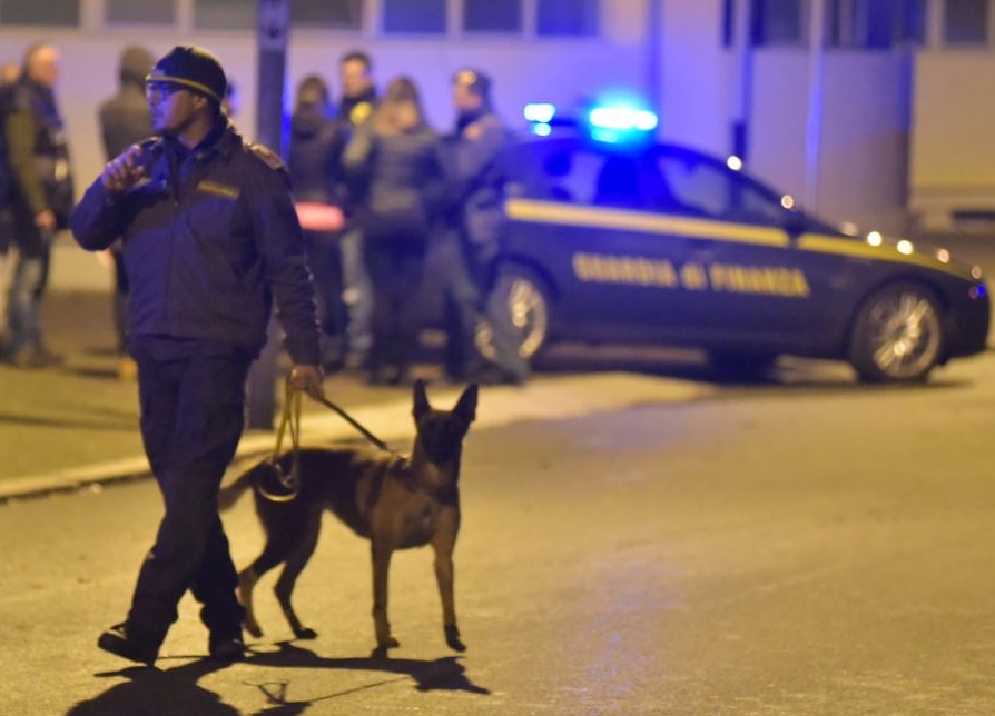 Jane e Dellie, agenti “a 4 zampe” delle Fiamme Gialle, fiutano 4 grammi di droga