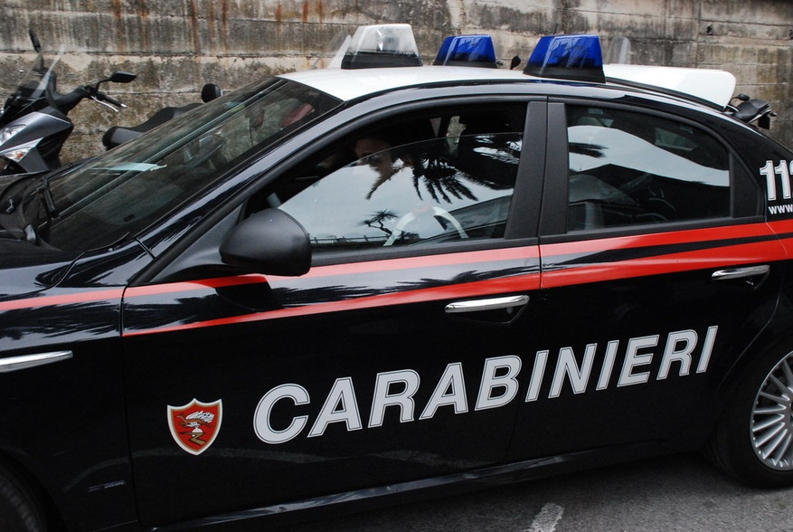Ladri cercano di entrare in un appartamento di via Milano ad Arona