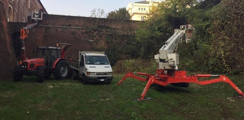 Lavori in corso per pulire il fossato del Castello