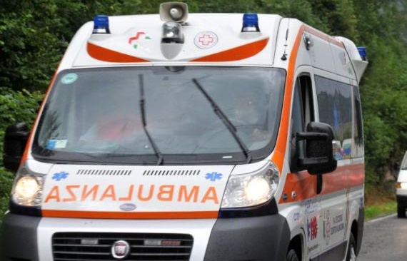 Morta la donna accoltellata in casa