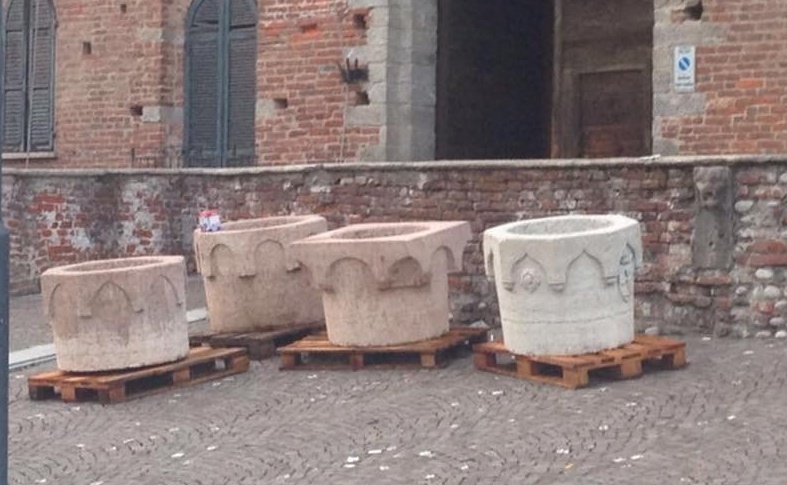 Regalo di Natale per i galliatesi: tornano, ripuliti, i “vasoni” in piazza