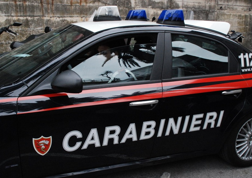Ruba al Centro Calzaturiero di Trecate e scappa a piedi con un paio di scarpe