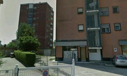 Cade e si taglia con la porta-finestra: muore 37enne