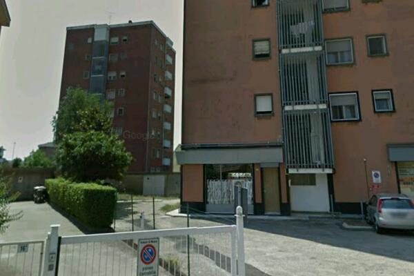 Cade e si taglia con la porta-finestra: muore 37enne