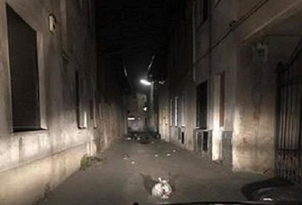 Galliate: sacchi dell’immondizia presi a calci e sparsi nelle strade