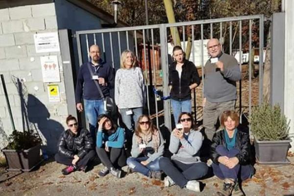L’associazione “I Gatti del Borgo” protesta davanti ai cancelli del gattile