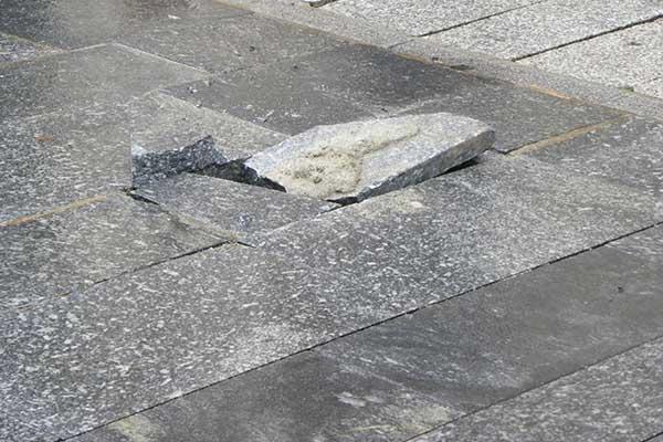 Lastra rotta in piazza Gramsci: si schianta contro un palo