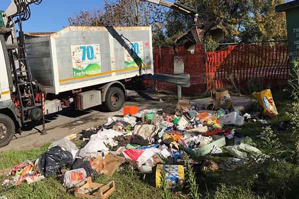Oltre mezza tonnellata di rifiuti in una discarica abusiva