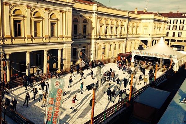Pista di pattinaggio sul ghiaccio e luminarie accese: Natale sta arrivando