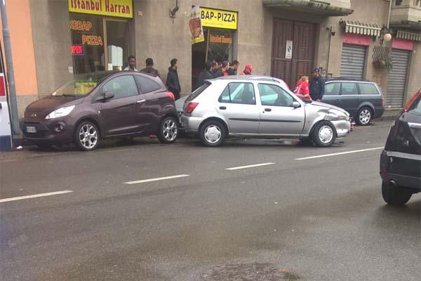 Scontro tra due auto in corso Trieste: abbattuta la vetrina di un negozio