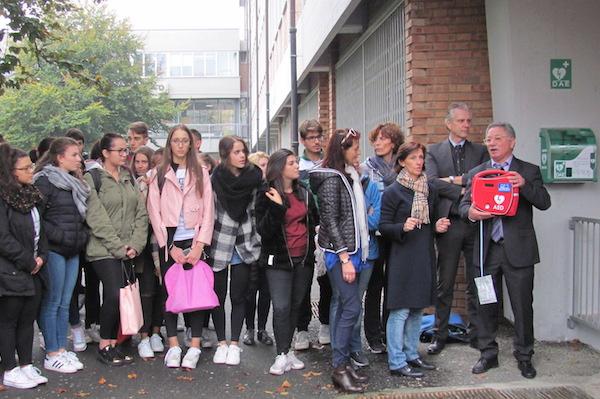 Un defibrillatore per 5 scuole superiori