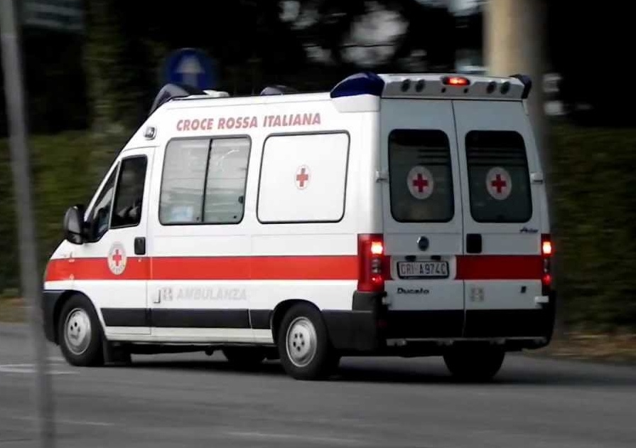 42enne di Arona urta in auto un ciclista e scappa