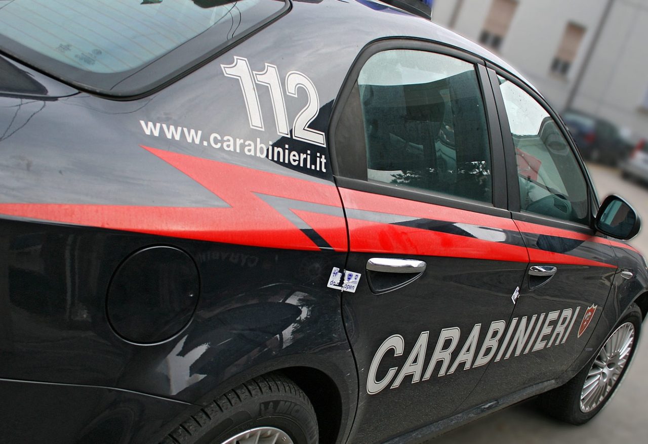 Arona: locale del lungolago chiuso per droga