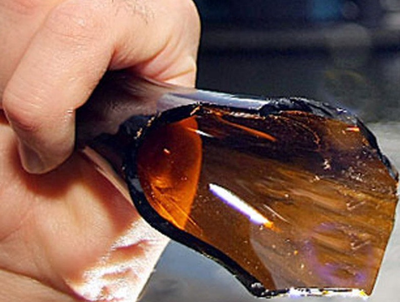 Arona: meinese classe 1989 preso a bottigliate fuori dalla discoteca