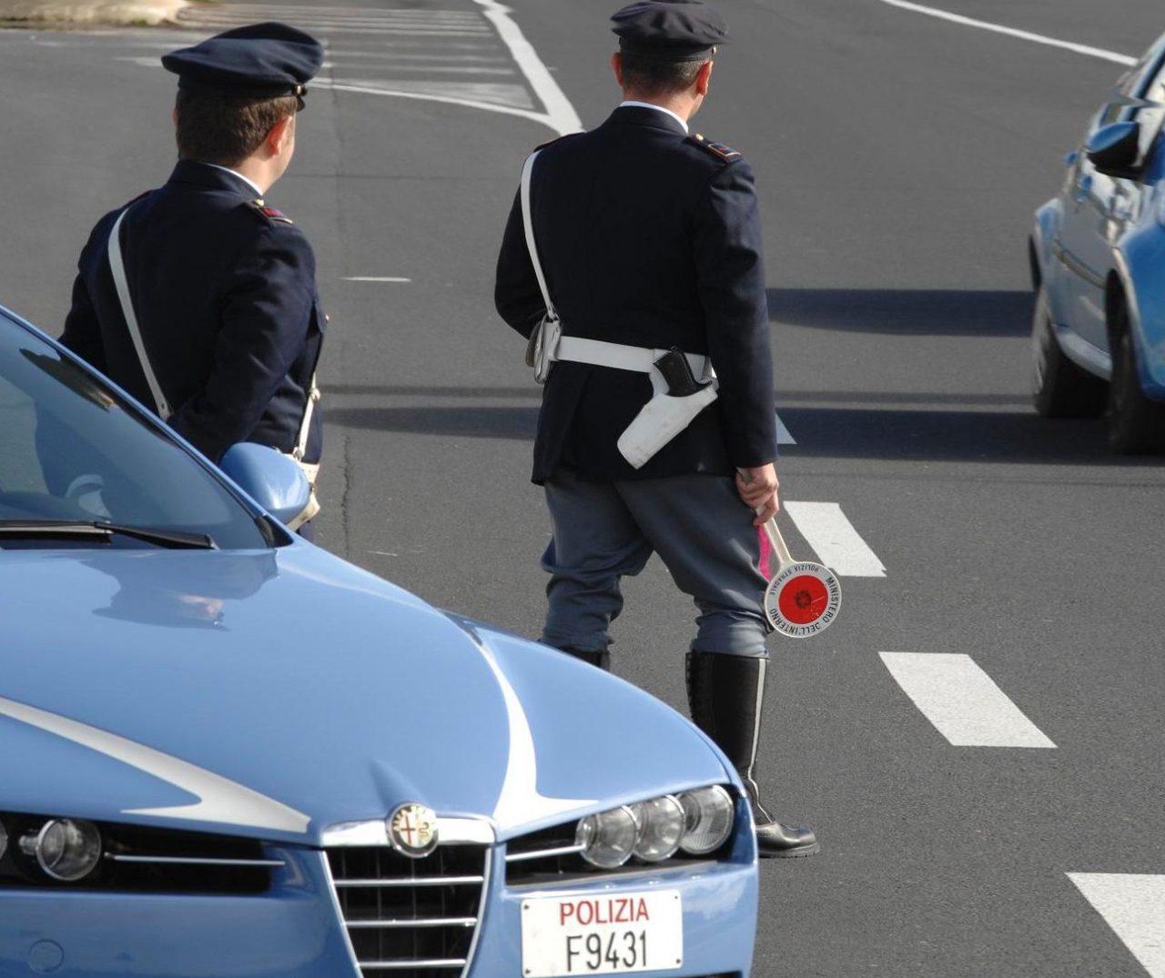Arona: sbaglia l’uscita dell’autostrada e fa inversione a “U”, patente ritirata