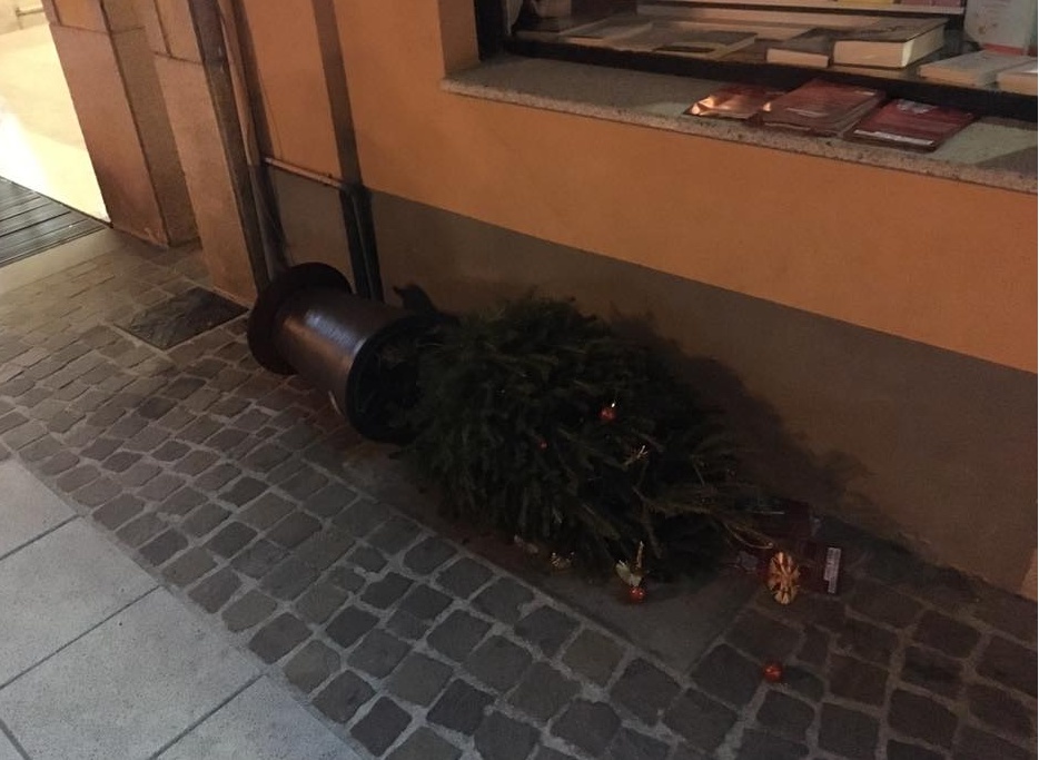 Arona: vandali in azione nella galleria di Corso Repubblica