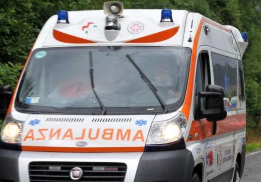 Auto investe un 18enne che era a bordo della sua bicicletta: è grave